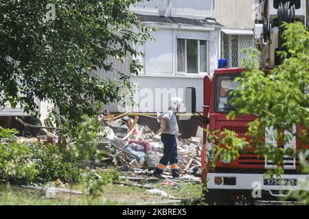 Ukrainische Rettungskräfte säubern nach einer vermuteten Gasexplosion in einem Mehrfamilienhaus in Kiew, Ukraine, am 21. Juni 2020 Trümmer. (Foto von Maxym Marusenko/NurPhoto) Stockfoto