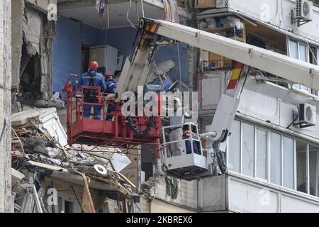 Ukrainische Rettungskräfte säubern nach einer vermuteten Gasexplosion in einem Mehrfamilienhaus in Kiew, Ukraine, am 21. Juni 2020 Trümmer. (Foto von Maxym Marusenko/NurPhoto) Stockfoto