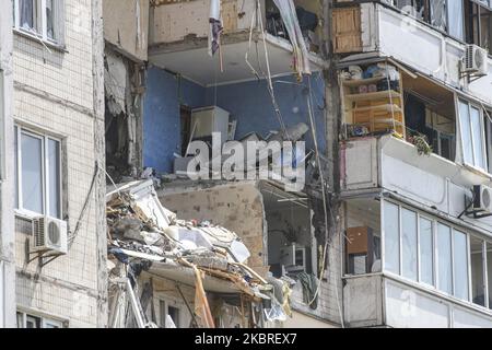 Ukrainische Rettungskräfte säubern nach einer vermuteten Gasexplosion in einem Mehrfamilienhaus in Kiew, Ukraine, am 21. Juni 2020 Trümmer. (Foto von Maxym Marusenko/NurPhoto) Stockfoto