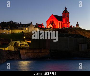 Macduff, Aberdeenshire, Großbritannien. 3.. November 2022. Dies ist die Pfarrkirche von Macduff, die in Erinnerung an die Gefallenen beleuchtet wurde. Quelle: JASPERIMAGE/Alamy Live News Stockfoto