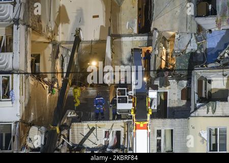 Ukrainische Rettungskräfte säubern nach einer Gasexplosion in einem neungelagerten Mehrfamilienhaus in Kiew, Ukraine, am 21. Juni 2020 Trümmer. (Foto von Maxym Marusenko/NurPhoto) Stockfoto