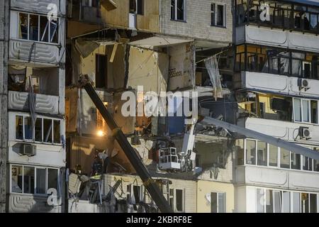 Ukrainische Rettungskräfte säubern nach einer Gasexplosion in einem neungelagerten Mehrfamilienhaus in Kiew, Ukraine, am 21. Juni 2020 Trümmer. (Foto von Maxym Marusenko/NurPhoto) Stockfoto