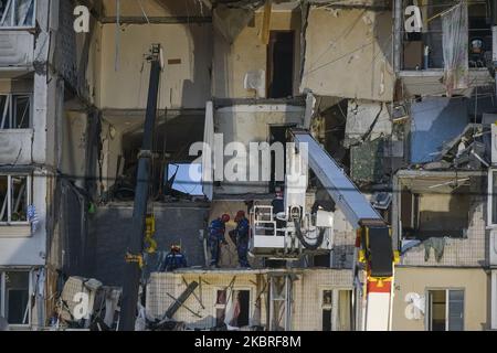 Ukrainische Rettungskräfte säubern nach einer Gasexplosion in einem neungelagerten Mehrfamilienhaus in Kiew, Ukraine, am 21. Juni 2020 Trümmer. (Foto von Maxym Marusenko/NurPhoto) Stockfoto