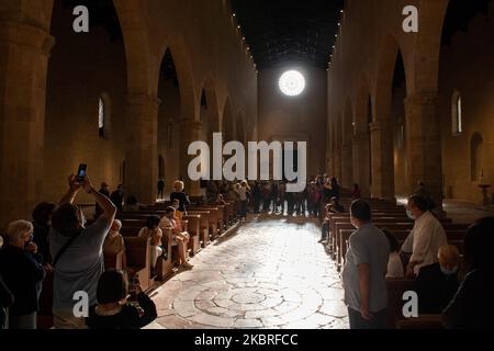 Sommersonnenwende-Lichtspiele und -Effekte in Santa Maria di Collemaggio in L'Aquila, Italien, am 21. Juni 2020. Jedes Jahr gehen viele Menschen in die Kirche, um sich diese Show anzusehen und Fotos zu machen. (Foto von Lorenzo Di Cola/NurPhoto) Stockfoto