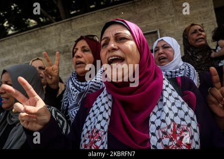 Palästinensische Demonstranten riefen am 22. Juni 2020 bei einer Demonstration gegen Israels Pläne, Teile des besetzten Westjordanlandes in Gaza-Stadt anzugliedern, Parolen. (Foto von Majdi Fathi/NurPhoto) Stockfoto