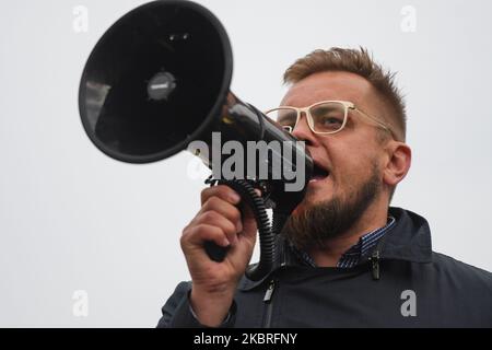 Pawel Tanajno, Unternehmer und unabhängiger Kandidat für die Präsidentschaftswahl 2020, wurde während einer Wahlkampfkundgebung auf dem Hauptmarkt in Krakau gesehen, zur gleichen Zeit wie Andrzej Duda, der derzeitige polnische Präsident. Am Sonntag, den 21. Juni 2020, in Krakau, Woiwodschaft Kleinpolen, Polen. (Foto von Artur Widak/NurPhoto) Stockfoto