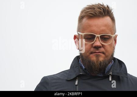 Pawel Tanajno, Unternehmer und unabhängiger Kandidat für die Präsidentschaftswahl 2020, wurde während einer Wahlkampfkundgebung auf dem Hauptmarkt in Krakau gesehen, zur gleichen Zeit wie Andrzej Duda, der derzeitige polnische Präsident. Am Sonntag, den 21. Juni 2020, in Krakau, Woiwodschaft Kleinpolen, Polen. (Foto von Artur Widak/NurPhoto) Stockfoto