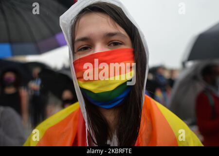 Mitglieder der LGBT-Gemeinschaft während eines Protestes gegen Diskriminierung auf dem Krakauer Hauptplatz neben dem Platz, an dem der polnische Präsident Andrzej Duda gleichzeitig eine Wahlkampfveranstaltung veranstaltet. Am Sonntag, den 21. Juni 2020, in Krakau, Polen. (Foto von Artur Widak/NurPhoto) Stockfoto