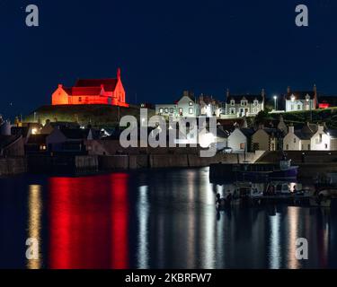 Findochty, Moray, Großbritannien. 3.. November 2022. Dies ist Findochty & Portknockie, Church of Scotland, Moray, Schottland, die zur Erinnerung rot beleuchtet ist. Quelle: JASPERIMAGE/Alamy Live News Stockfoto