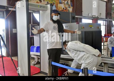 Ein Sicherheitspersonal am Flughafen in Schutzkleidung, das Passagiere überprüft, bevor es am 22. Juni 2020 den internationalen Flughafen Hazrat Shahjalal in Dhaka, Bangladesch, betreten hat (Foto: Mamunur Rashid/NurPhoto) Stockfoto