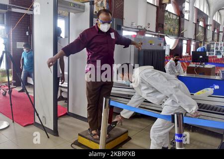 Ein Sicherheitspersonal am Flughafen in Schutzkleidung, das Passagiere überprüft, bevor es am 22. Juni 2020 den internationalen Flughafen Hazrat Shahjalal in Dhaka, Bangladesch, betreten hat (Foto: Mamunur Rashid/NurPhoto) Stockfoto