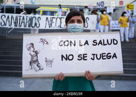 Mitarbeiter des Gesundheitswesens nehmen an einem Protest Teil, der nach del Covid-19, dem Krankenhaus Gregorio Maranon in Madrid, Spanien, am 22. Juni 2020, zu einem verstärkten Gesundheitssystem aufruft. (Foto von Oscar Gonzalez/NurPhoto) Stockfoto