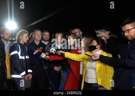 Andrzej Duda, derzeitiger polnischer Präsident und Kandidat für die Präsidentschaftswahl 2020, spricht bei einem Besuch in dem Dorf Lapanow bei Bochnia, das am vergangenen Wochenende unter starken Regenfällen litt, mit den Medien. Der Präsident traf sich mit den Bewohnern und besuchte überflutete Gebiete. Am Montag, den 22. Juni 2020, Woiwodschaft Kleinpolen, Polen. (Foto von Artur Widak/NurPhoto) Stockfoto