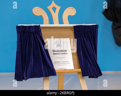 Edinburgh, Schottland, Großbritannien, 4.. November 2022. Offizielle Eröffnung des Meadowbank Sports Centre: Die brandneue Freizeitanlage in Edinburgh wird heute vorgestellt. Im Bild: Die Plakette wird enthüllt. Kredit: Sally Anderson/Alamy Live Nachrichten Stockfoto