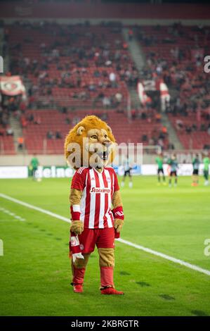 Athen, Lombardei, Griechenland. 3.. November 2022. Olympiakos Maskottchen während des UEFA Europa League-Gruppenspiel zwischen Olympiacos FC und FC Nantes im Karaiskakis-Stadion am 3. November 2022 in Athen, Griechenland. (Bild: © Stefanos Kyriazis/ZUMA Press Wire) Stockfoto