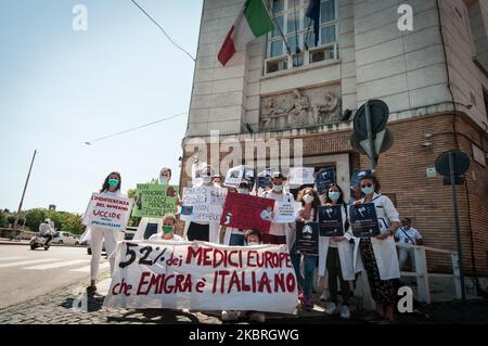 Studenten, Praktikanten und junge Ärzte protestieren am 23. Juni 2020 vor dem Gesundheitsministerium in Rom, Italien, um die mangelnde Aufmerksamkeit des Regierungserlasses für die Forderungen junger weißer Mäntel zu verurteilen. (Foto von Andrea Ronchini/NurPhoto) Stockfoto