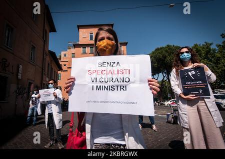 Studenten, Praktikanten und junge Ärzte protestieren am 23. Juni 2020 vor dem Gesundheitsministerium in Rom, Italien, um die mangelnde Aufmerksamkeit des Regierungserlasses für die Forderungen junger weißer Mäntel zu verurteilen. (Foto von Andrea Ronchini/NurPhoto) Stockfoto