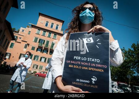 Studenten, Praktikanten und junge Ärzte protestieren am 23. Juni 2020 vor dem Gesundheitsministerium in Rom, Italien, um die mangelnde Aufmerksamkeit des Regierungserlasses für die Forderungen junger weißer Mäntel zu verurteilen. (Foto von Andrea Ronchini/NurPhoto) Stockfoto