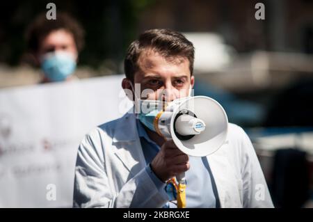 Studenten, Praktikanten und junge Ärzte protestieren am 23. Juni 2020 vor dem Gesundheitsministerium in Rom, Italien, um die mangelnde Aufmerksamkeit des Regierungserlasses für die Forderungen junger weißer Mäntel zu verurteilen. (Foto von Andrea Ronchini/NurPhoto) Stockfoto