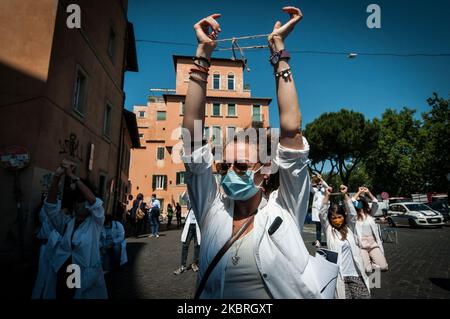 Studenten, Praktikanten und junge Ärzte protestieren am 23. Juni 2020 vor dem Gesundheitsministerium in Rom, Italien, um die mangelnde Aufmerksamkeit des Regierungserlasses für die Forderungen junger weißer Mäntel zu verurteilen. (Foto von Andrea Ronchini/NurPhoto) Stockfoto