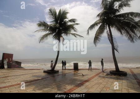 Am 23. Juni 2020 blicken die Menschen bei Flut im Arabischen Meer in Mumbai, Indien, auf Wellen. Der Monsun in Indien dauert offiziell von Juni bis September. (Foto von Himanshu Bhatt/NurPhoto) Stockfoto