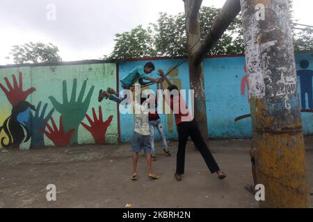 Kinder spielen am 23. Juni 2020 vor einer Graffiti-Wand in Mumbai, Indien. Indien hat damit begonnen, seine von der Regierung verhängten Beschränkungen schrittweise aufzuheben, um die Ausbreitung der Coronavirus-Pandemie (COVID-19) zu verlangsamen. (Foto von Himanshu Bhatt/NurPhoto) Stockfoto