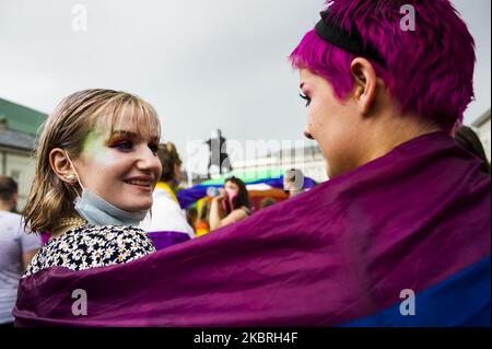 Mitglieder der LGBT-Gemeinschaft versammelten sich am 21. Juni 2020 tanzend vor dem Präsidentenpalast in Warschau, Polen, um ihre Existenz in der Gesellschaft und die Gleichberechtigung, die sie haben sollten, zu betonen. Der Präsendent Andrzej Duda, der für seine Amtszeit von 2. im Büro kämpfte, begann in seiner Kampagne gegen LGBT-Retorik zu verwenden. Seiner Meinung nach sind LGBT keine Menschen, sondern eine Ideologie. Mitglieder der Partei Recht und Gerechtigkeit folgten seinen Worten, einschließlich derart unwürdevoller Kommentare wie „Diese Menschen (LGBT) sind nicht gleichartig und werden es nie sein“. (Foto von Piotr Lapinski/NurPhoto) Stockfoto