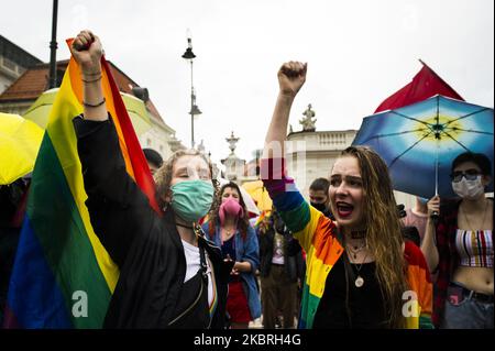 Mitglieder der LGBT-Gemeinschaft versammelten sich am 21. Juni 2020 tanzend vor dem Präsidentenpalast in Warschau, Polen, um ihre Existenz in der Gesellschaft und die Gleichberechtigung, die sie haben sollten, zu betonen. Der Präsendent Andrzej Duda, der für seine Amtszeit von 2. im Büro kämpfte, begann in seiner Kampagne gegen LGBT-Retorik zu verwenden. Seiner Meinung nach sind LGBT keine Menschen, sondern eine Ideologie. Mitglieder der Partei Recht und Gerechtigkeit folgten seinen Worten, einschließlich derart unwürdevoller Kommentare wie „Diese Menschen (LGBT) sind nicht gleichartig und werden es nie sein“. (Foto von Piotr Lapinski/NurPhoto) Stockfoto