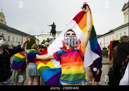 Mitglieder der LGBT-Gemeinschaft versammelten sich am 21. Juni 2020 tanzend vor dem Präsidentenpalast in Warschau, Polen, um ihre Existenz in der Gesellschaft und die Gleichberechtigung, die sie haben sollten, zu betonen. Der Präsendent Andrzej Duda, der für seine Amtszeit von 2. im Büro kämpfte, begann in seiner Kampagne gegen LGBT-Retorik zu verwenden. Seiner Meinung nach sind LGBT keine Menschen, sondern eine Ideologie. Mitglieder der Partei Recht und Gerechtigkeit folgten seinen Worten, einschließlich derart unwürdevoller Kommentare wie „Diese Menschen (LGBT) sind nicht gleichartig und werden es nie sein“. (Foto von Piotr Lapinski/NurPhoto) Stockfoto