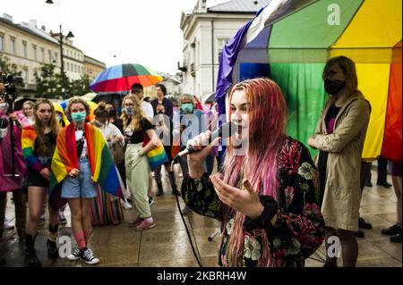 Mitglieder der LGBT-Gemeinschaft versammelten sich am 21. Juni 2020 tanzend vor dem Präsidentenpalast in Warschau, Polen, um ihre Existenz in der Gesellschaft und die Gleichberechtigung, die sie haben sollten, zu betonen. Der Präsendent Andrzej Duda, der für seine Amtszeit von 2. im Büro kämpfte, begann in seiner Kampagne gegen LGBT-Retorik zu verwenden. Seiner Meinung nach sind LGBT keine Menschen, sondern eine Ideologie. Mitglieder der Partei Recht und Gerechtigkeit folgten seinen Worten, einschließlich derart unwürdevoller Kommentare wie „Diese Menschen (LGBT) sind nicht gleichartig und werden es nie sein“. (Foto von Piotr Lapinski/NurPhoto) Stockfoto