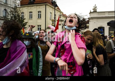 Mitglieder der LGBT-Gemeinschaft versammelten sich am 21. Juni 2020 tanzend vor dem Präsidentenpalast in Warschau, Polen, um ihre Existenz in der Gesellschaft und die Gleichberechtigung, die sie haben sollten, zu betonen. Der Präsendent Andrzej Duda, der für seine Amtszeit von 2. im Büro kämpfte, begann in seiner Kampagne gegen LGBT-Retorik zu verwenden. Seiner Meinung nach sind LGBT keine Menschen, sondern eine Ideologie. Mitglieder der Partei Recht und Gerechtigkeit folgten seinen Worten, einschließlich derart unwürdevoller Kommentare wie „Diese Menschen (LGBT) sind nicht gleichartig und werden es nie sein“. (Foto von Piotr Lapinski/NurPhoto) Stockfoto