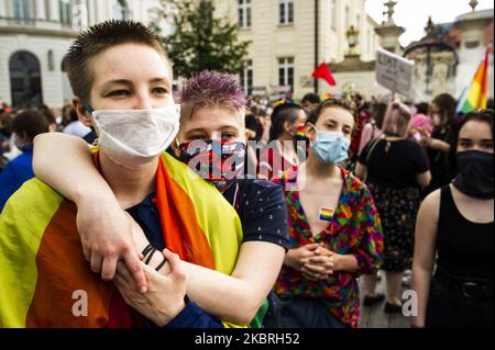 Mitglieder der LGBT-Gemeinschaft versammelten sich am 21. Juni 2020 tanzend vor dem Präsidentenpalast in Warschau, Polen, um ihre Existenz in der Gesellschaft und die Gleichberechtigung, die sie haben sollten, zu betonen. Der Präsendent Andrzej Duda, der für seine Amtszeit von 2. im Büro kämpfte, begann in seiner Kampagne gegen LGBT-Retorik zu verwenden. Seiner Meinung nach sind LGBT keine Menschen, sondern eine Ideologie. Mitglieder der Partei Recht und Gerechtigkeit folgten seinen Worten, einschließlich derart unwürdevoller Kommentare wie „Diese Menschen (LGBT) sind nicht gleichartig und werden es nie sein“. (Foto von Piotr Lapinski/NurPhoto) Stockfoto