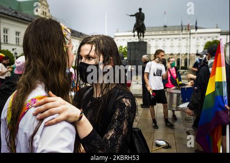 Mitglieder der LGBT-Gemeinschaft versammelten sich am 21. Juni 2020 tanzend vor dem Präsidentenpalast in Warschau, Polen, um ihre Existenz in der Gesellschaft und die Gleichberechtigung, die sie haben sollten, zu betonen. Der Präsendent Andrzej Duda, der für seine Amtszeit von 2. im Büro kämpfte, begann in seiner Kampagne gegen LGBT-Retorik zu verwenden. Seiner Meinung nach sind LGBT keine Menschen, sondern eine Ideologie. Mitglieder der Partei Recht und Gerechtigkeit folgten seinen Worten, einschließlich derart unwürdevoller Kommentare wie „Diese Menschen (LGBT) sind nicht gleichartig und werden es nie sein“. (Foto von Piotr Lapinski/NurPhoto) Stockfoto