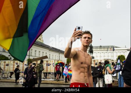 Mitglieder der LGBT-Gemeinschaft versammelten sich am 21. Juni 2020 tanzend vor dem Präsidentenpalast in Warschau, Polen, um ihre Existenz in der Gesellschaft und die Gleichberechtigung, die sie haben sollten, zu betonen. Der Präsendent Andrzej Duda, der für seine Amtszeit von 2. im Büro kämpfte, begann in seiner Kampagne gegen LGBT-Retorik zu verwenden. Seiner Meinung nach sind LGBT keine Menschen, sondern eine Ideologie. Mitglieder der Partei Recht und Gerechtigkeit folgten seinen Worten, einschließlich derart unwürdevoller Kommentare wie „Diese Menschen (LGBT) sind nicht gleichartig und werden es nie sein“. (Foto von Piotr Lapinski/NurPhoto) Stockfoto