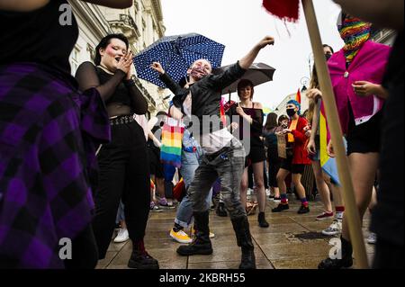 Mitglieder der LGBT-Gemeinschaft versammelten sich am 21. Juni 2020 tanzend vor dem Präsidentenpalast in Warschau, Polen, um ihre Existenz in der Gesellschaft und die Gleichberechtigung, die sie haben sollten, zu betonen. Der Präsendent Andrzej Duda, der für seine Amtszeit von 2. im Büro kämpfte, begann in seiner Kampagne gegen LGBT-Retorik zu verwenden. Seiner Meinung nach sind LGBT keine Menschen, sondern eine Ideologie. Mitglieder der Partei Recht und Gerechtigkeit folgten seinen Worten, einschließlich derart unwürdevoller Kommentare wie „Diese Menschen (LGBT) sind nicht gleichartig und werden es nie sein“. (Foto von Piotr Lapinski/NurPhoto) Stockfoto