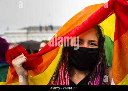 Mitglieder der LGBT-Gemeinschaft versammelten sich am 21. Juni 2020 tanzend vor dem Präsidentenpalast in Warschau, Polen, um ihre Existenz in der Gesellschaft und die Gleichberechtigung, die sie haben sollten, zu betonen. Der Präsendent Andrzej Duda, der für seine Amtszeit von 2. im Büro kämpfte, begann in seiner Kampagne gegen LGBT-Retorik zu verwenden. Seiner Meinung nach sind LGBT keine Menschen, sondern eine Ideologie. Mitglieder der Partei Recht und Gerechtigkeit folgten seinen Worten, einschließlich derart unwürdevoller Kommentare wie „Diese Menschen (LGBT) sind nicht gleichartig und werden es nie sein“. (Foto von Piotr Lapinski/NurPhoto) Stockfoto