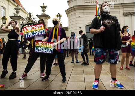 Mitglieder der LGBT-Gemeinschaft versammelten sich am 21. Juni 2020 tanzend vor dem Präsidentenpalast in Warschau, Polen, um ihre Existenz in der Gesellschaft und die Gleichberechtigung, die sie haben sollten, zu betonen. Der Präsendent Andrzej Duda, der für seine Amtszeit von 2. im Büro kämpfte, begann in seiner Kampagne gegen LGBT-Retorik zu verwenden. Seiner Meinung nach sind LGBT keine Menschen, sondern eine Ideologie. Mitglieder der Partei Recht und Gerechtigkeit folgten seinen Worten, einschließlich derart unwürdevoller Kommentare wie „Diese Menschen (LGBT) sind nicht gleichartig und werden es nie sein“. (Foto von Piotr Lapinski/NurPhoto) Stockfoto