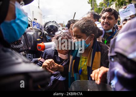 Nepalesisches Polizeipersonal versucht, die Protestierenden zu stoppen, die ‘Richtung der Hauptautobahn marschieren, um gegen die Tötung von „Dalit“-Jugendlichen mit niedriger Kaste im Rukum-Distrikt während der Absperrung in Kathmandu, Nepal, am Dienstag, dem 23. Juni 2020, zu protestieren. Sechs Männer wurden im Mai 2020 von der Besetzung Dalit getötet, als sie versuchten, eine ihrer Freundinnen von einem höheren Cast nach Hause zu eskortieren. (Foto von Rojan Shrestha/NurPhoto) Stockfoto