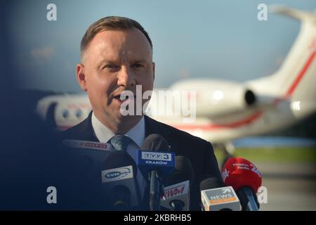 Andrzej Duda, der derzeitige polnische Präsident und Kandidat für die Präsidentschaftswahl 2020, sah sich vor seiner Reise ins Weiße Haus auf dem Militärflughafen in Krakau-Balice an, wo er den US-Präsidenten Donald Trump treffen wollte. Am 23. Juni 2020 im Militärflughafen Balice, Krakau, Woiwodschaft Kleinpolen, Polen. (Foto von Artur Widak/NurPhoto) Stockfoto