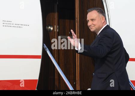 Andrzej Duda, der derzeitige polnische Präsident und Kandidat für die Präsidentschaftswahl 2020, sah sich vor seiner Reise ins Weiße Haus auf dem Militärflughafen in Krakau-Balice an, wo er den US-Präsidenten Donald Trump treffen wollte. Am 23. Juni 2020 im Militärflughafen Balice, Krakau, Woiwodschaft Kleinpolen, Polen. (Foto von Artur Widak/NurPhoto) Stockfoto