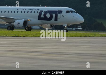 LOT Polish Airlines Flugzeug passiert in der Nähe eines geparkten Lockheed C-130 Hercules Militärtransportflugzeugs, auf dem Militärstützpunkt Balice. Am 23. Juni 2020 im Militärflughafen Balice, Krakau, Woiwodschaft Kleinpolen, Polen. (Foto von Artur Widak/NurPhoto) Stockfoto