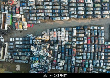 Luftaufnahme des großen Parkplatzes von Schrottplatz mit Reihen von weggeworfenen gebrochenen Autos. Recycling von Altfahrzeugen Stockfoto