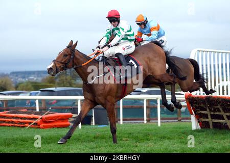 American Mike, der von dem Jockey Jack Kennedy auf dem Weg zum Gewinn des Irish Hengst Farms European Breeders Fund Maiden am ersten Tag des Ladbrokes Festival of Racing auf der Down Royal Racecourse, Lisburn, gefahren wird. Bilddatum: Freitag, 4. November 2022. Stockfoto