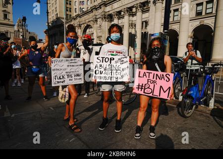 Manhattan tritt in die Phase 2 der Wiedereröffnung ein, nachdem am 22. Juni 2020 in New York City Beschränkungen zur Eindämmung der Coronavirus-Pandemie auferlegt wurden. Phase 2 ermöglicht die Wiedereröffnung von Büros, Ladengeschäften, Restaurants im Freien, Friseuren und Schönheitssalons sowie zahlreichen anderen Unternehmen. Phase 2 ist die zweite der vom Staat festgelegten vier Phasen. (Foto von John Nacion/NurPhoto) Stockfoto