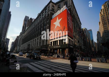 Manhattan tritt in die Phase 2 der Wiedereröffnung ein, nachdem am 22. Juni 2020 in New York City Beschränkungen zur Eindämmung der Coronavirus-Pandemie auferlegt wurden. Phase 2 ermöglicht die Wiedereröffnung von Büros, Ladengeschäften, Restaurants im Freien, Friseuren und Schönheitssalons sowie zahlreichen anderen Unternehmen. Phase 2 ist die zweite der vom Staat festgelegten vier Phasen. (Foto von John Nacion/NurPhoto) Stockfoto