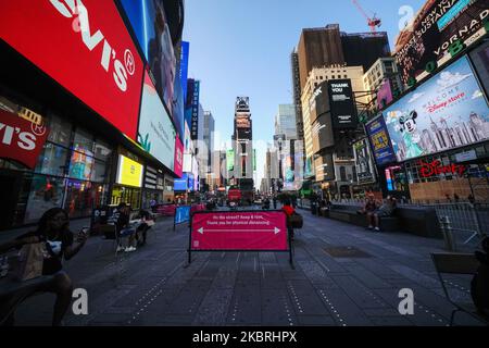 Manhattan tritt in die Phase 2 der Wiedereröffnung ein, nachdem am 22. Juni 2020 in New York City Beschränkungen zur Eindämmung der Coronavirus-Pandemie auferlegt wurden. Phase 2 ermöglicht die Wiedereröffnung von Büros, Ladengeschäften, Restaurants im Freien, Friseuren und Schönheitssalons sowie zahlreichen anderen Unternehmen. Phase 2 ist die zweite der vom Staat festgelegten vier Phasen. (Foto von John Nacion/NurPhoto) Stockfoto