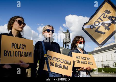 Polnische Nationalisten halten am 23. Juni 2020 in Warschau, Polen, während eines Protestes gegen die GERECHTE Tat Flaggen und Banners in der Hand. Mit Präsident Andrzej Duda, der diese Woche Donald Trump besuchen wird, versammelten sich rechte Aktivisten und Abgeordnete vor dem Präsidentenpalast, um nicht dem zu gehorchen, was angeblich in „NUR“ (oder „447“) handeln soll. Der 2017 vom US-Kongress verabschiedete „Justice for Uncompensated Survivors Today Act“ enthält angeblich Bestimmungen zur Rückgabe von Eigentum, selbst wenn die Eigentümer starben, ohne Nachkommen zu hinterlassen. Rechte Aktivisten, zusammen mit ihrer Vertretung Konfederacja Stockfoto