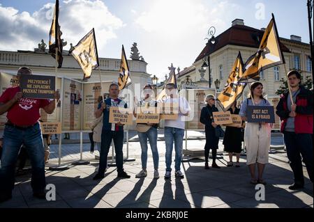 Polnische Nationalisten halten am 23. Juni 2020 in Warschau, Polen, während eines Protestes gegen die GERECHTE Tat Flaggen und Banners in der Hand. Mit Präsident Andrzej Duda, der diese Woche Donald Trump besuchen wird, versammelten sich rechte Aktivisten und Abgeordnete vor dem Präsidentenpalast, um nicht dem zu gehorchen, was angeblich in „NUR“ (oder „447“) handeln soll. Der 2017 vom US-Kongress verabschiedete „Justice for Uncompensated Survivors Today Act“ enthält angeblich Bestimmungen zur Rückgabe von Eigentum, selbst wenn die Eigentümer starben, ohne Nachkommen zu hinterlassen. Rechte Aktivisten, zusammen mit ihrer Vertretung Konfederacja Stockfoto