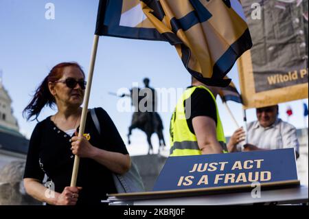 Polnische Nationalisten halten am 23. Juni 2020 in Warschau, Polen, während eines Protestes gegen die GERECHTE Tat Flaggen und Banners in der Hand. Mit Präsident Andrzej Duda, der diese Woche Donald Trump besuchen wird, versammelten sich rechte Aktivisten und Abgeordnete vor dem Präsidentenpalast, um nicht dem zu gehorchen, was angeblich in „NUR“ (oder „447“) handeln soll. Der 2017 vom US-Kongress verabschiedete „Justice for Uncompensated Survivors Today Act“ enthält angeblich Bestimmungen zur Rückgabe von Eigentum, selbst wenn die Eigentümer starben, ohne Nachkommen zu hinterlassen. Rechte Aktivisten, zusammen mit ihrer Vertretung Konfederacja Stockfoto