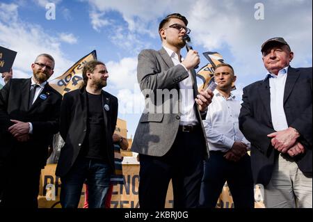 Polnische Nationalisten halten am 23. Juni 2020 in Warschau, Polen, während eines Protestes gegen die GERECHTE Tat Flaggen und Banners in der Hand. Mit Präsident Andrzej Duda, der diese Woche Donald Trump besuchen wird, versammelten sich rechte Aktivisten und Abgeordnete vor dem Präsidentenpalast, um nicht dem zu gehorchen, was angeblich in „NUR“ (oder „447“) handeln soll. Der 2017 vom US-Kongress verabschiedete „Justice for Uncompensated Survivors Today Act“ enthält angeblich Bestimmungen zur Rückgabe von Eigentum, selbst wenn die Eigentümer starben, ohne Nachkommen zu hinterlassen. Rechte Aktivisten, zusammen mit ihrer Vertretung Konfederacja Stockfoto